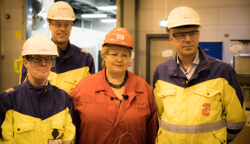 Inge Grubben-Strømnes, administrerende direktør Elkem Solar, Geir Ausland, verkssjef Elkem Solar, Statsminister Erna Solberg, Helge Aasen, administrerende direktør Elkem AS.  FOTO: Elkem