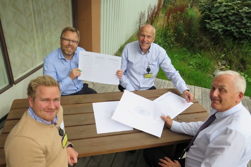 f.v: Karl Anders Hoff (Sintef), Hans Aksel Haugen (Teltek), Svein Nodeland (Air Products) og Jørn Jr. Haglund (Norcem) diskuterer muligheter under workshopen.  