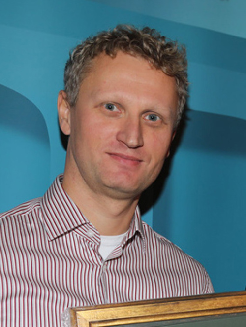 Harald Eik, Direktør for HMS og Kvalitet ved Glencore Nikkelverk A/S, og leder av Eyde-klyngens kompetansegruppe for HMS, gratulerer Hennig-Olsen is med et viktig tiltak som virker.