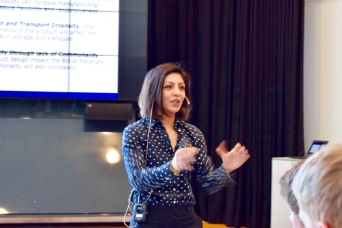 Omera Khan, professor i Operations and Supply Chain Management, presenterte ulike risikofaktorer ved logistikken for masterstudenter i industriell økonomi ved UiA og representanter fra Eyde-klyngens bedrifter.  