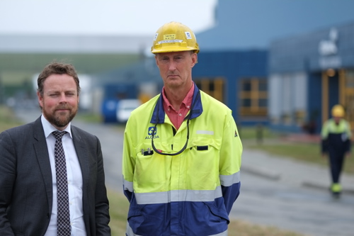 Næringsminister Torbjørn Røe Isaksen og Alcoas Norgessjef, Kai Rune Heggland. Foto: Anne Jahr/Alcoa  