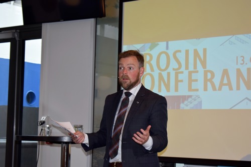 Næringsminister Torbjørn Røe Isaksen (H) berømmer arbeidet til Prosess21. Her fra Prosin-konferansen i Arendal i 2018.  