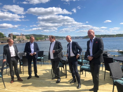 Et nytt, norsk selskap skal sørge for å forsyne Europa med neste generasjons bærekraftige batterier. Fra venstre Steffen Syvertsen (konsernsjef Agder Energi), Bjørn Rune Gjelsten (investor), Frederic Hauge (Bellona), Ole Erik Almlid (NHO-sjef) og Terje Andersen (adm. dir. i det nystartede selskapet Morrow Batteries)