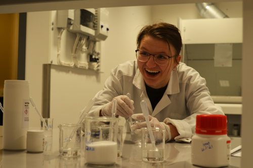 Cecilia Lind (17) fant ut allerede på ungdomsskolen at hun ville ta laboratoriefag og jobbe på lab i fremtiden. Nå er hun eneste jente ved faget på Sam Eyde vgs.  