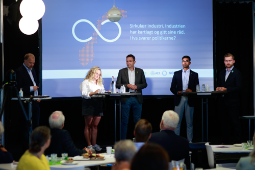 Debatt mellom Amalie Gunnufsen (H), Arild Hermstad (MDG), Robin Hansson (SV) og Klima- og miljøminister Sveinung Rotevatn (V). Debatten ble ledet av Gunnar Grini (Norsk Industri). Foto: Gerrick Robinson