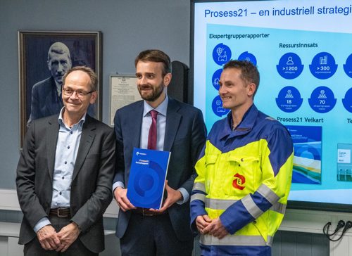 Næringsminister Jan Christian Vestre (i midten) med direktør for Prosess21, Lars Petter Maltby (t.v) og Håvard Moe, Senior Vice President i Elkem (t.h) i 2021