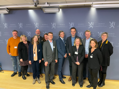 F.V: Arvid Ellingsen (LO), Trude Tinnlund (LO), Carla Botten-Verboven (Norsk Industri), Lars Kvadsheim (Freyr), Elisabeth Meidel (Morrow), Pål Runde (Battery Norway / Eyde-klyngen), Odne Burheim (NTNU), Ragnvald Lier (NFD), Katrine Vinnes (Norsk Industri), Runar Austreim (Beyonder), Kristine Fuller-Gee (Eyde-klyngen) og Åse Bratthammer (Åkrehamn vgs, Rogaland). Foto: Norsk Industri