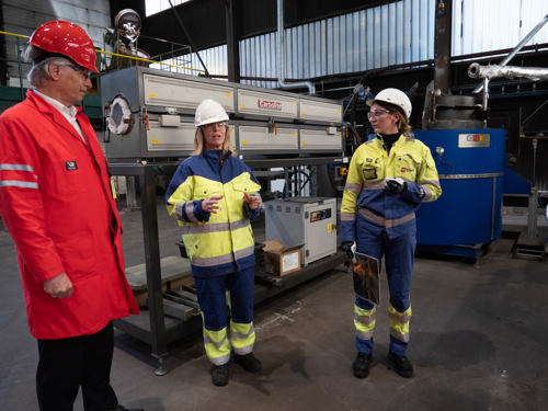 f.v: Ola Elvestuen (V), Gro Eide og Veronica Djupvik ved Elkem Technology  