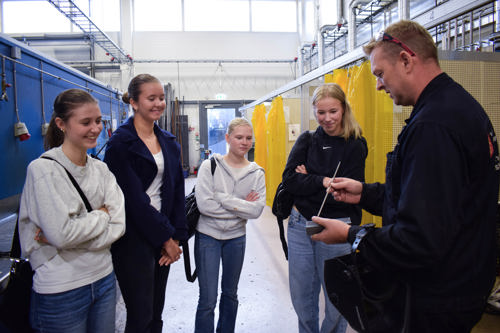 Lærer ved teknologi - og industrifag ved Sam Eyde Videregående skole, Trond Larsen, forteller elevene fra 10.trinn ved Nedenes ungdomsskole at de kan gjøre mye morsomt om de begynner på TIF. Kira Borøchstein, Emilie Kristine Johansen, Hedda Mørland og Olivia Kristiansen vet ikke om de ble helt overbevist.  